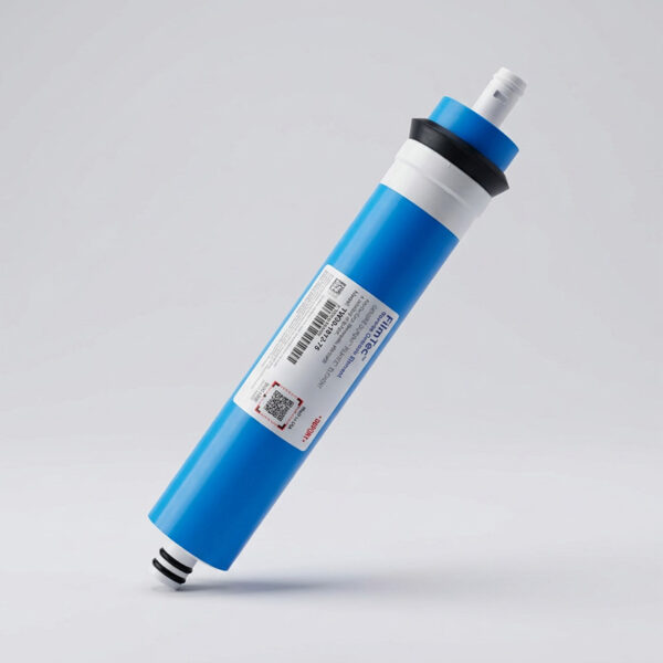 FilmTec Umkehrosmose-Membran TW30-1812-75 mit 75 GPD, schräg im Studio fotografiert